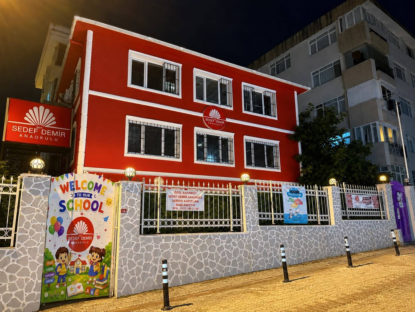 Sedef Demir Anaokulu bina girişi, akşam ışıklarıyla