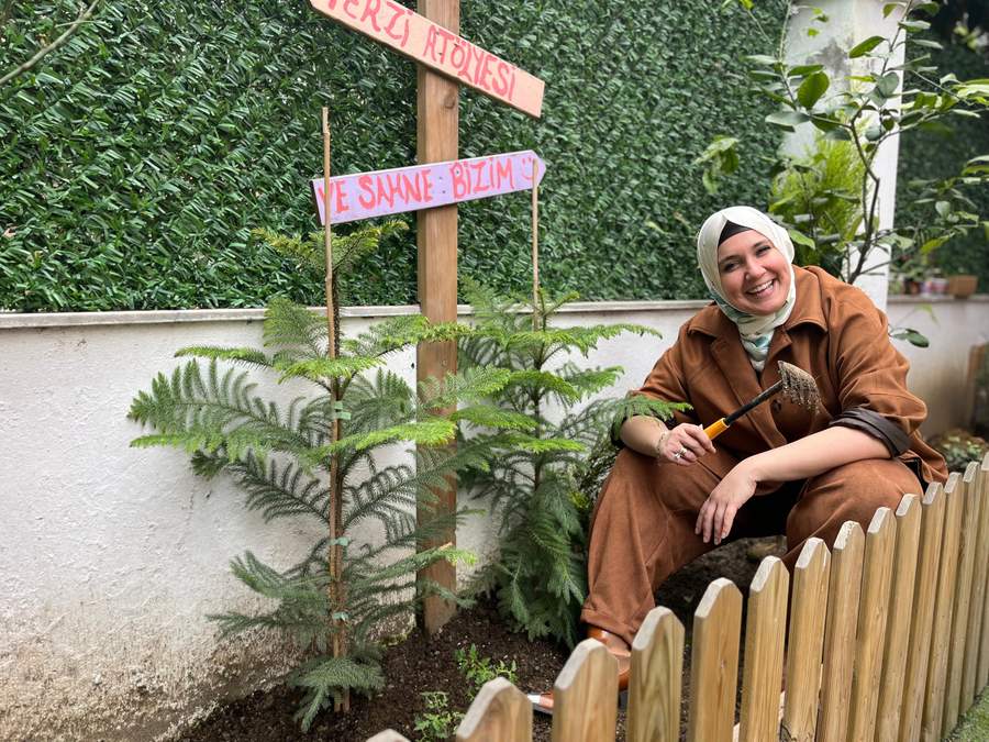 Kurucumuz Sedef Hanım bahçede