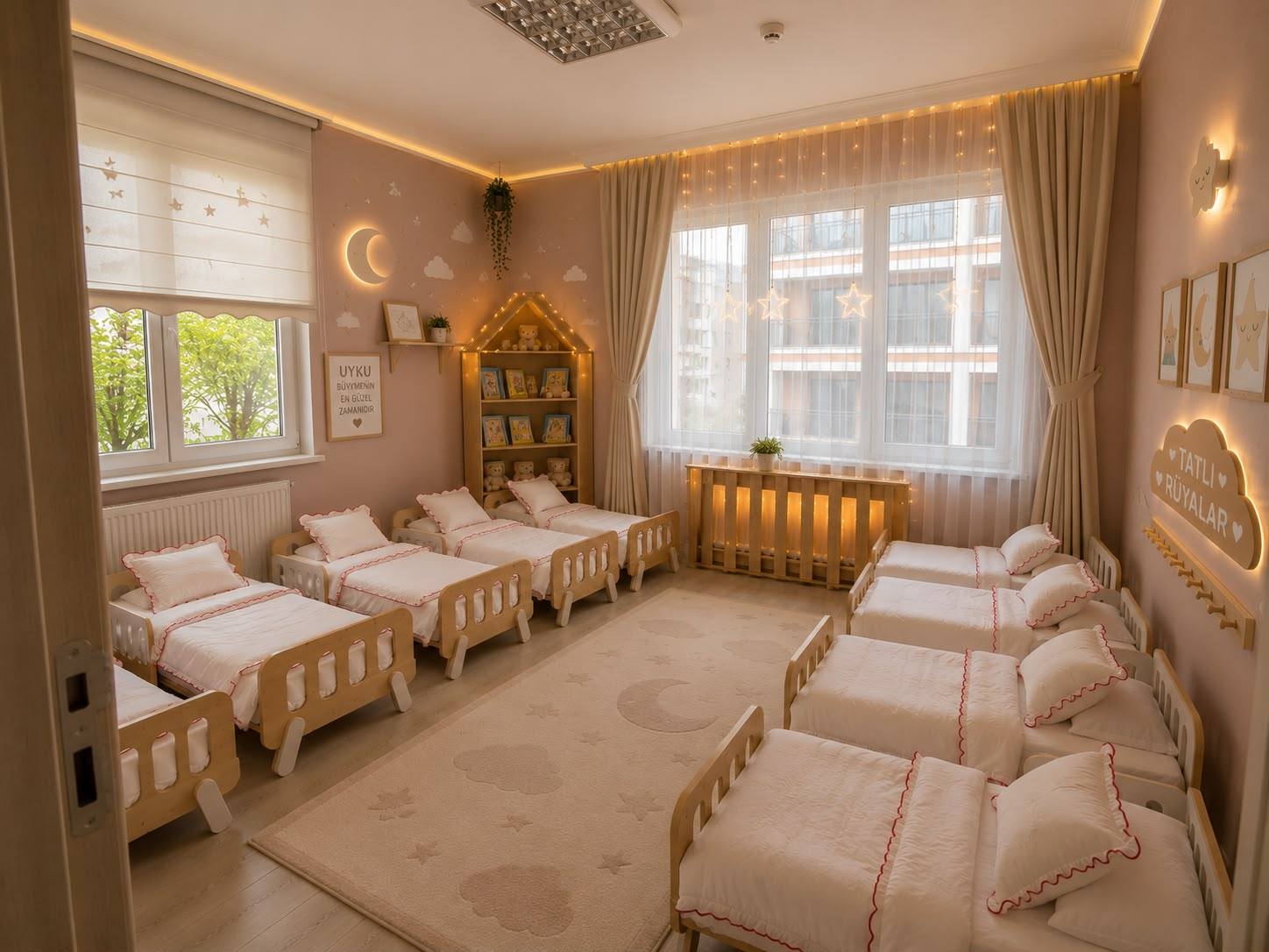 Uyku odasında yıldız ve ay temalı yataklar