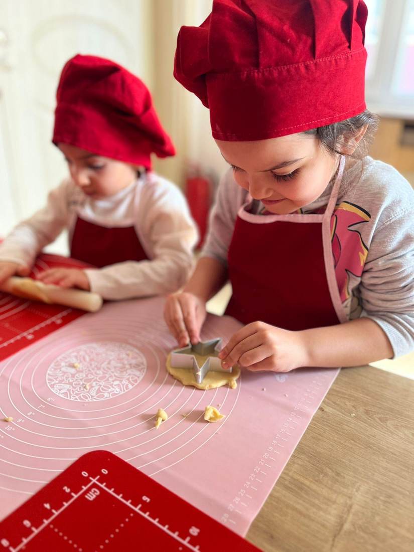Mutfak atölyesinde kurabiye hazırlayan çocuklar