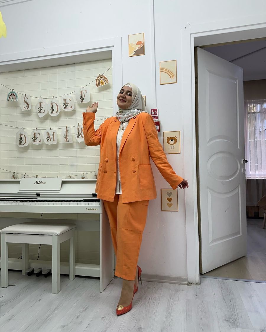 Sedef Demir, okulun içinde
